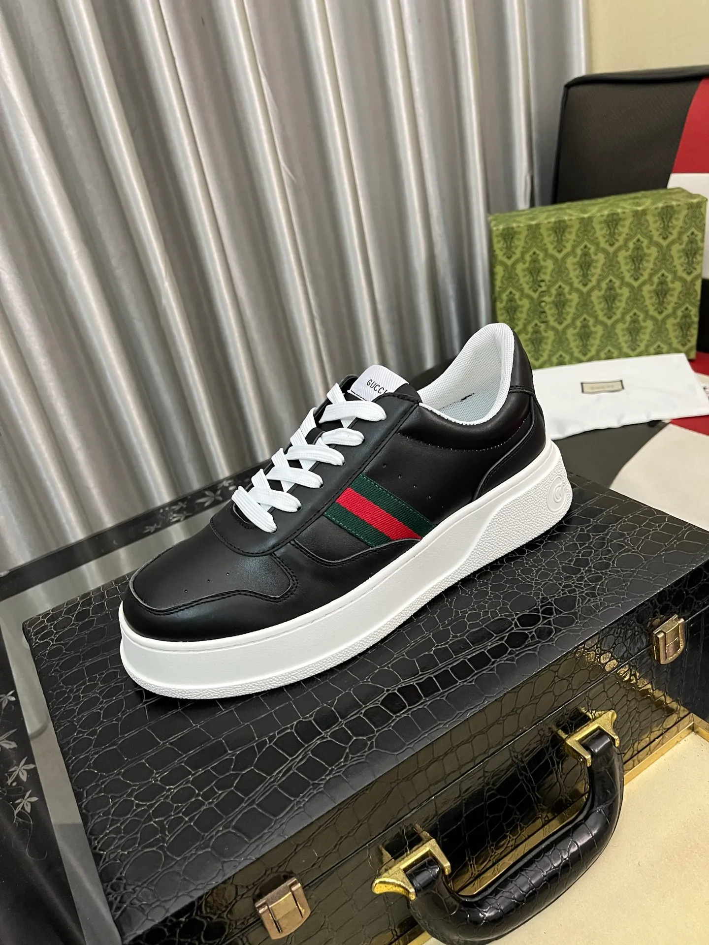 Men's Men's Shoes💰: 380⌚️⌚️[GUCCI] Gucci men's latest white shoe series casual shoes! The official website is built 1:1. Upper: Made of imported cowhide, with electric embroidery ➕Inner lining: Made of high-quality first-layer pigskin, soft and comfortable. Picky material selection and exquisite workmanship give you the best enjoyment. Size: 38-444️⃣Colors available